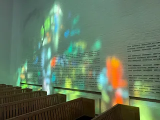 Lysspil på væg i Vejleå Kirke