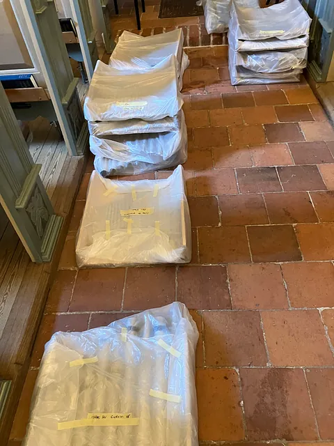 Orgelpiper opakket ind i plast på kirkegulvet