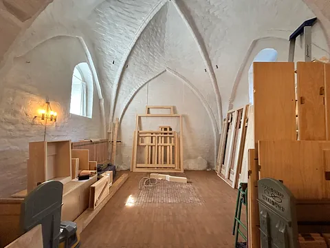 Kirken fyldt med træ og planker – dele til det nye orgel