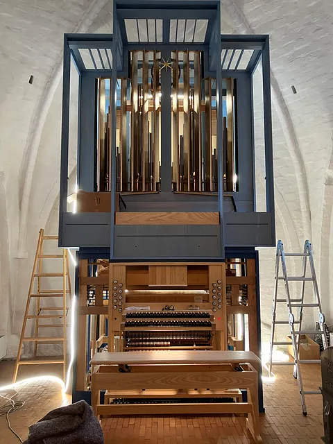 Skelletet af orgel er malet blåt