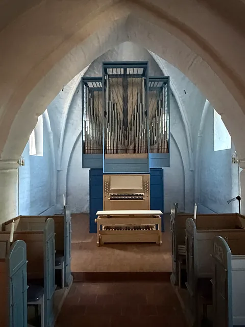 Orgel i blåt ses i kirkerum